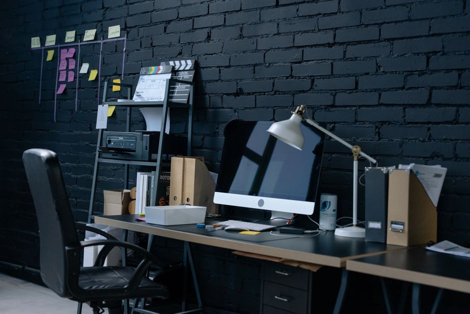 Configuração elegante de home office com computador de mesa e espaço de trabalho organizado.